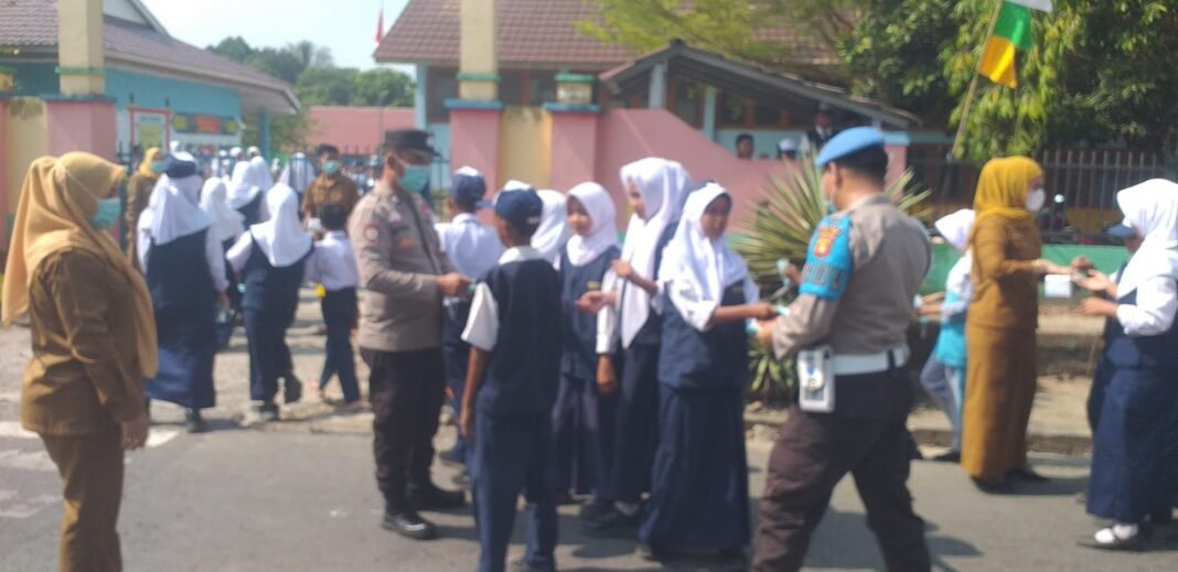 Peduli Kesehatan, Polsek Sungai Rotan Bagikan Masker kepada Pelajar dan Pengguna Jalan Peduli Kesehatan, Polsek Sungai Rotan Bagikan Masker kepada Pelajar dan Pengguna Jalan