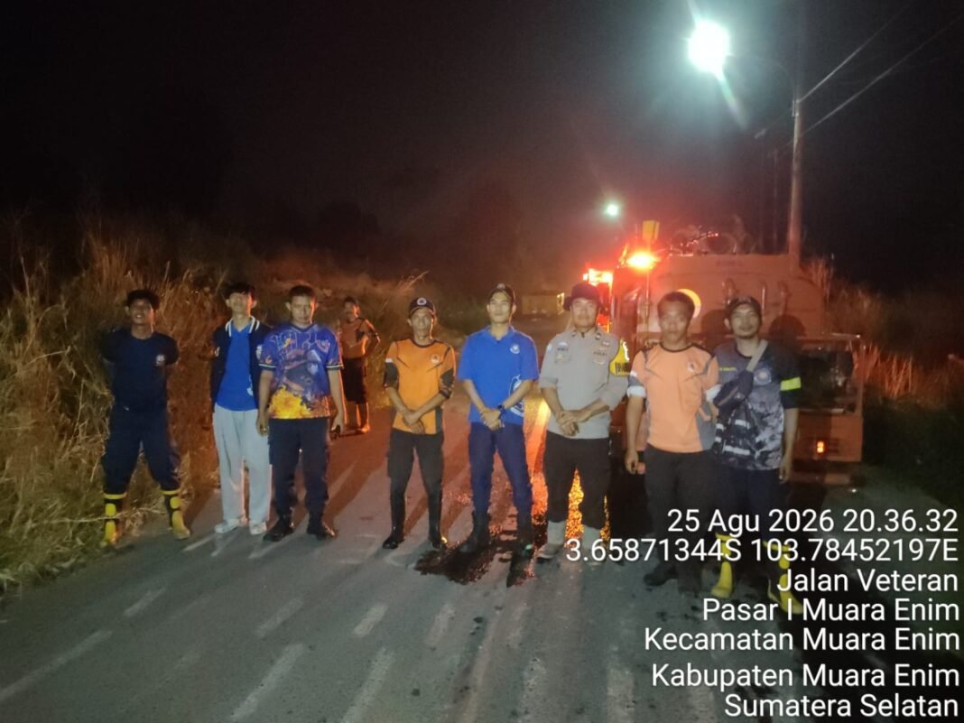 Bhabinkamtibmas Bersama Tim Gabungan Bergerak Cepat Padamkan Karhutla di Muara Enim Bhabinkamtibmas Bersama Tim Gabungan Bergerak Cepat Padamkan Karhutla di Muara Enim