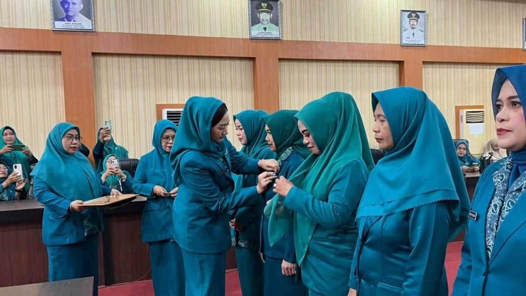 Ketua TP PKK Bantaeng Lantik Enam Ketua TP PKK, Perkuat Sinergi Program Pemberdayaan Ketua TP PKK Bantaeng Lantik Enam Ketua TP PKK, Perkuat Sinergi Program Pemberdayaan