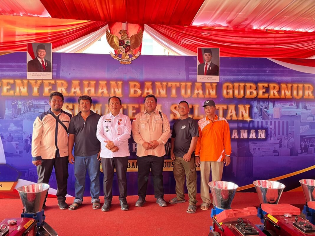 Gubernur Sumsel Serahkan Bantuan Mesin dan Coolbox Penampung Ikan Untuk Kelompok Nelayan Desa Tanjung Mas Gubernur Sumsel Serahkan Bantuan Mesin dan Coolbox Penampung Ikan Untuk Kelompok Nelayan Desa Tanjung Mas