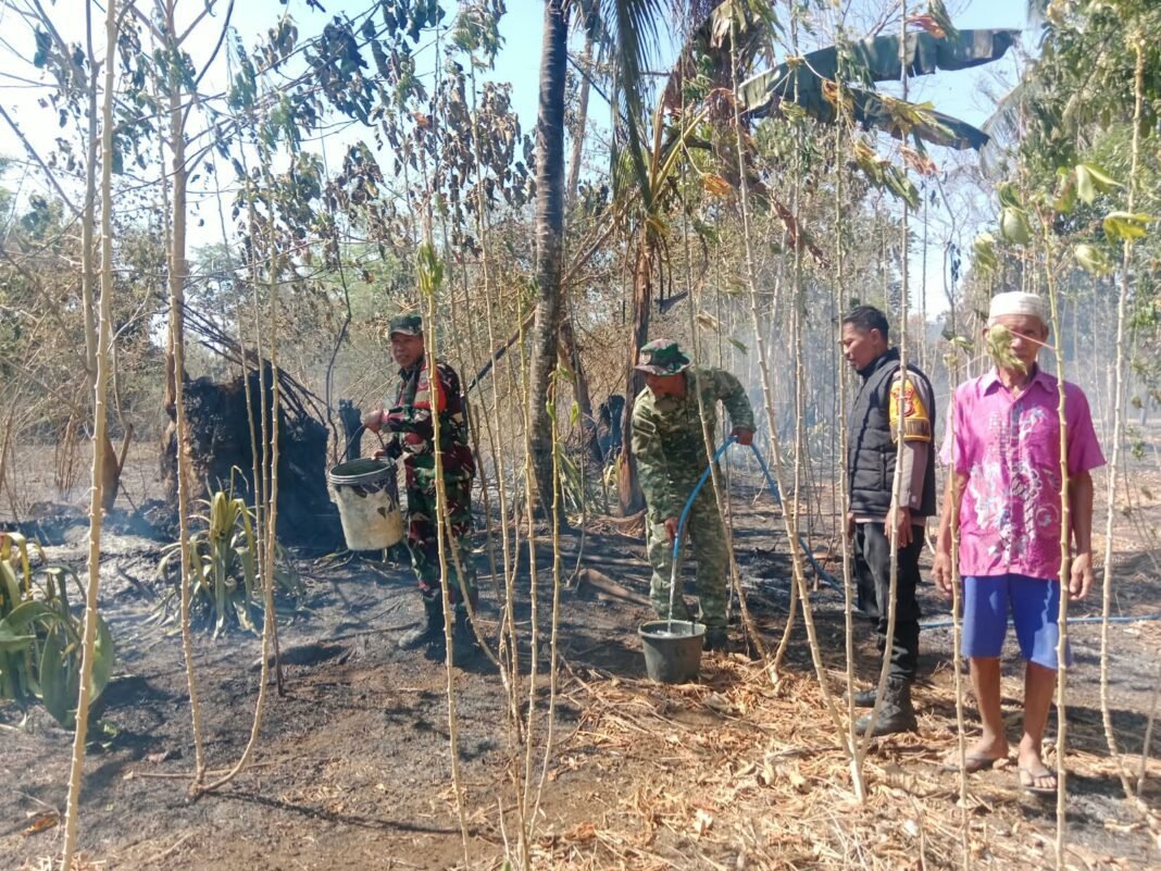 TNI-Polri Bersama Masyarakat Gerak Cepat Padamkan Kebakaran Lahan 2,5 Hektare di Wilayah Kodim 1409/Gowa TNI-Polri Bersama Masyarakat Gerak Cepat Padamkan Kebakaran Lahan 2,5 Hektare di Wilayah Kodim 1409/Gowa