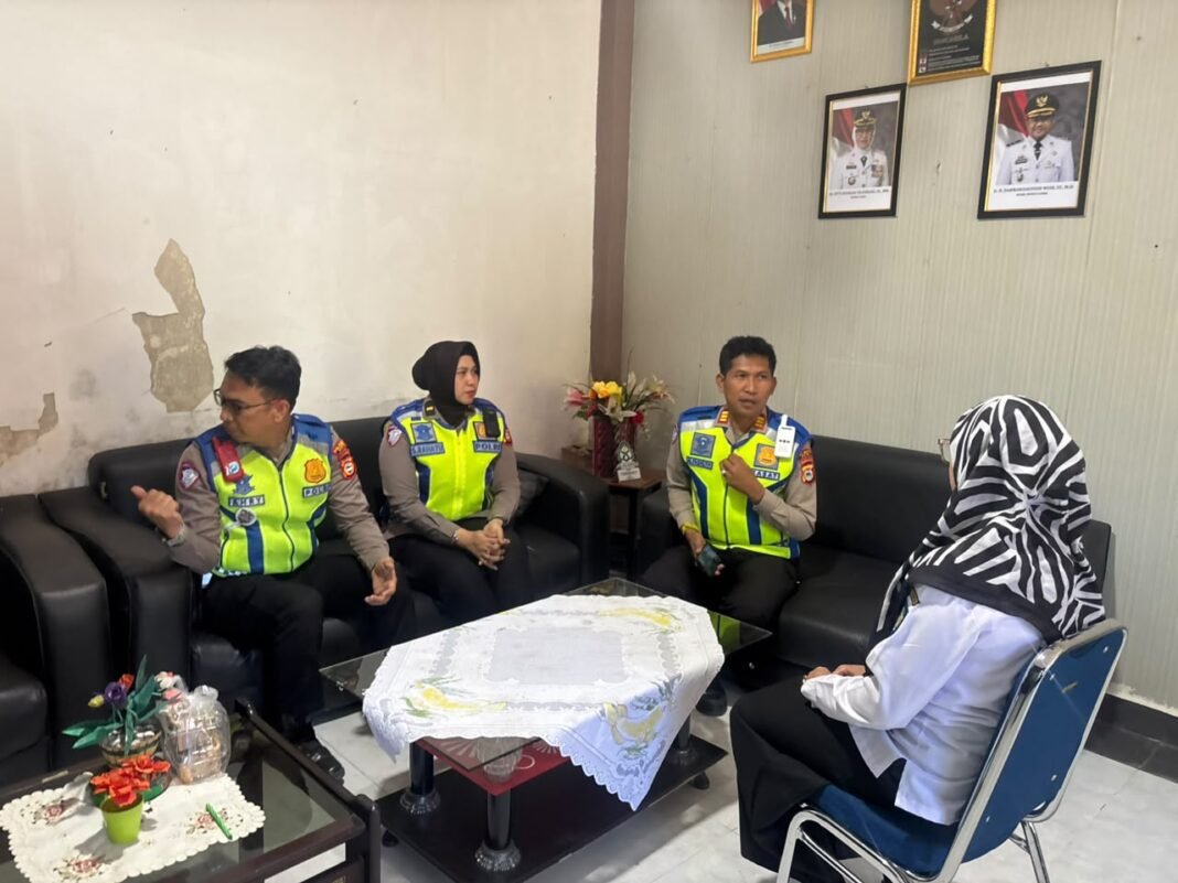 Satlantas Polresta Gowa dan Dinas Sosial Bahas Penanganan Anak Jalanan dan Pengamen Satlantas Polresta Gowa dan Dinas Sosial Bahas Penanganan Anak Jalanan dan Pengamen