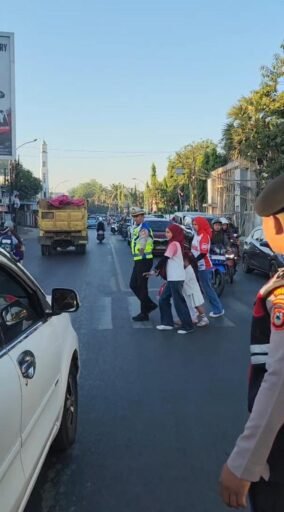 Kasat Lantas Polresta Gowa Aktif Atur Arus, Utamakan Pelayanan Pengguna Jalan Kasat Lantas Polresta Gowa Aktif Atur Arus, Utamakan Pelayanan Pengguna Jalan