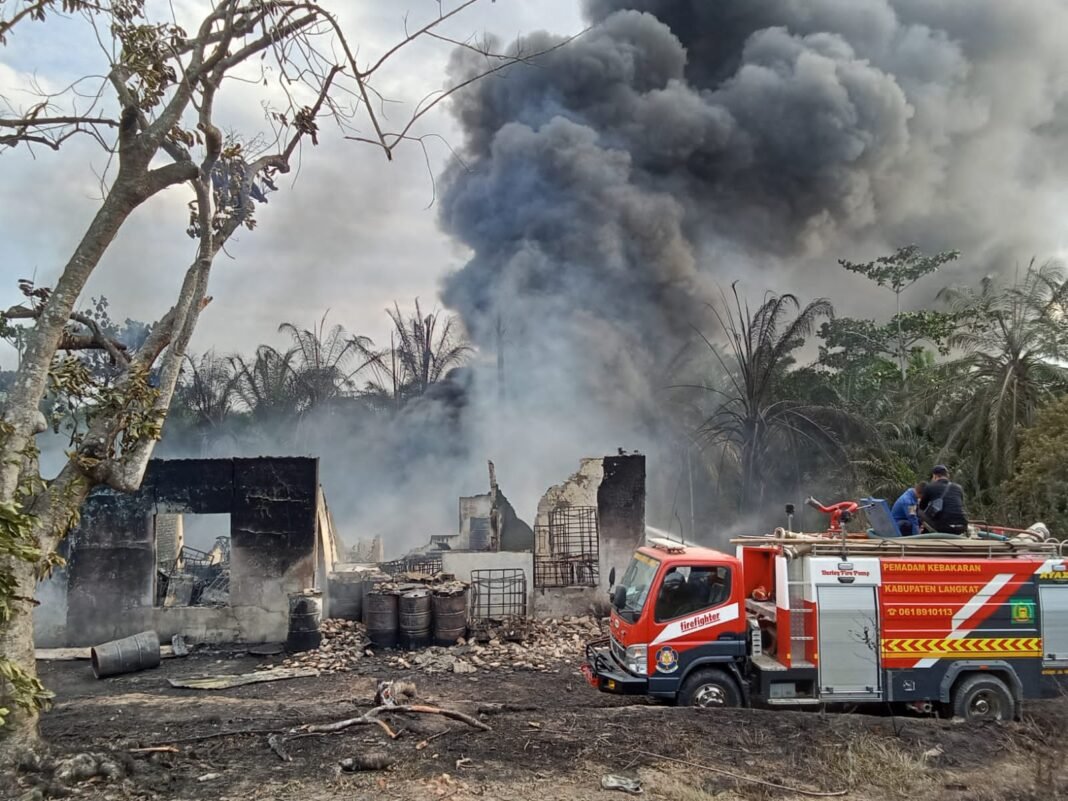 Dapur Minyak Tradisional di Langkat Ludes Dilalap Api, Kerugian Capai Rp300 Juta Dapur Minyak Tradisional di Langkat Ludes Dilalap Api, Kerugian Capai Rp300 Juta