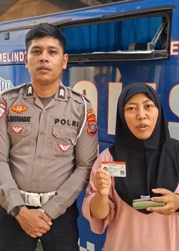 Warga Apresiasi Layanan SIM Keliling Sat Lantas Polres Simalungunan Warga Apresiasi Layanan SIM Keliling Sat Lantas Polres Simalungunan