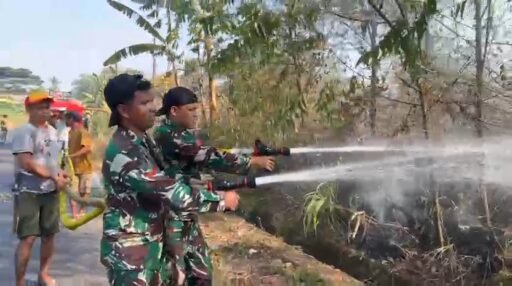 Aksi Cepat Kodim 1409/Gowa dan Yon Zipur 8/SMG Berhasil Padamkan Karhutla di Pattallassang Aksi Cepat Kodim 1409/Gowa dan Yon Zipur 8/SMG Berhasil Padamkan Karhutla di Pattallassang