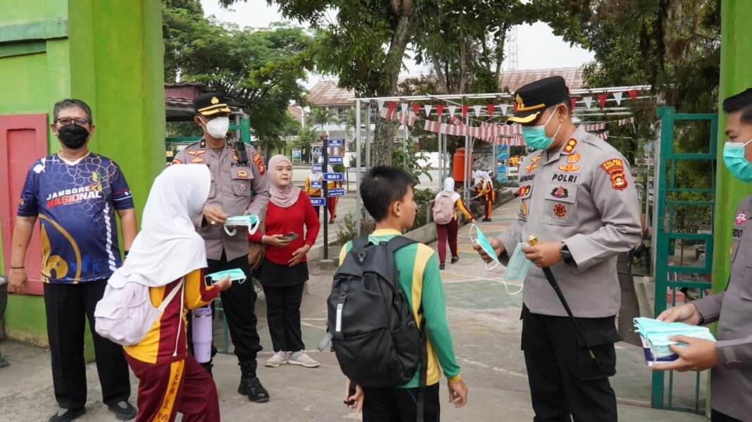 Peduli Kesehatan Pelajar dan Masyarakat, Polres Muara Enim Bagikan 1.500 Masker Peduli Kesehatan Pelajar dan Masyarakat, Polres Muara Enim Bagikan 1.500 Masker