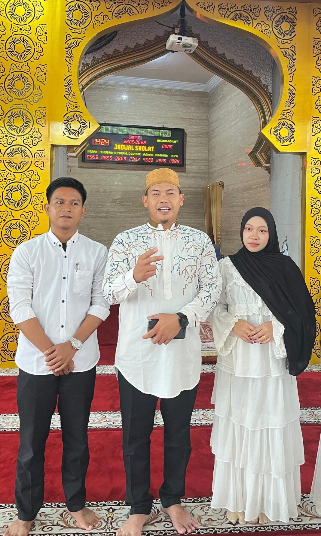 Gubernur Helmi Hasan Kukuhkan Wawan Asri sebagai Ketua Pemuda dan Risma Masjid Raya Baitul Izzah Gubernur Helmi Hasan Kukuhkan Wawan Asri sebagai Ketua Pemuda dan Risma Masjid Raya Baitul Izzah