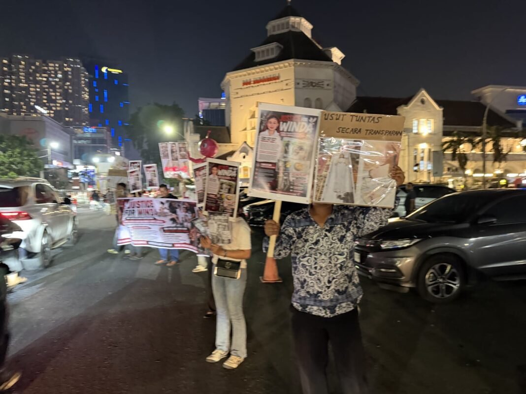 Aksi 1000 Lilin Untuk Almh Winda Lorenza Gowasa, Keluarga Minta Ekshumasi Aksi 1000 Lilin Untuk Almh Winda Lorenza Gowasa, Keluarga Minta Ekshumasi