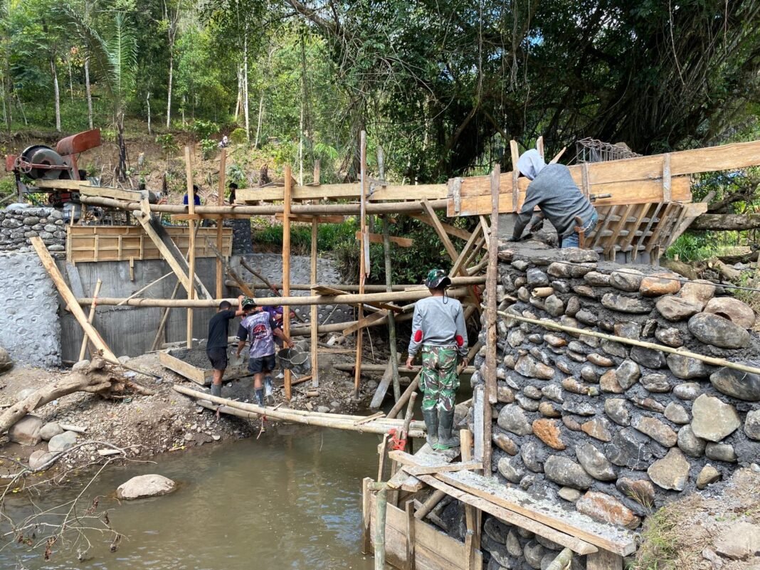 Kemanunggalan TNI-Rakyat Diwujudkan dalam Pembangunan Jembatan Beton Mamingko Tahap VI di Gowa Kemanunggalan TNI-Rakyat Diwujudkan dalam Pembangunan Jembatan Beton Mamingko Tahap VI di Gowa