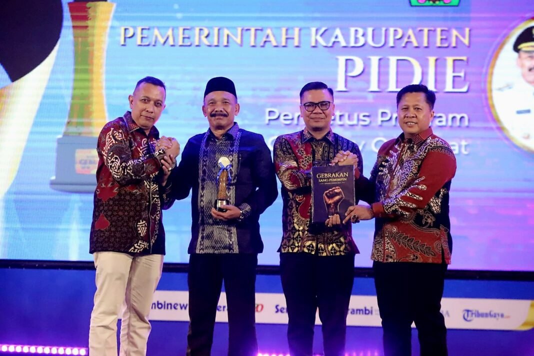 Bupati Pidie Terima Serambi Awards 2026, One Day One Ayat Jadi Gebrakan Pemkab Pidie | Kompas.sbs Bupati Pidie Terima Serambi Awards 2026, One Day One Ayat Jadi Gebrakan Pemkab Pidie | Kompas.sbs