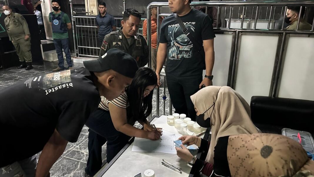 Geger! Razia Gabungan di One King Golden Langkat, 2 Pengunjung THM Positif Pakai Sabu-Sabu Geger! Razia Gabungan di One King Golden Langkat, 2 Pengunjung THM Positif Pakai Sabu-Sabu