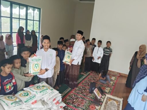 Jumat Barokah, Drs. Marzuki Ali Basyah, M.M. Salurkan 1 Ton Beras untuk Santri Raudhatul Razaqa | Kompas.sbs Jumat Barokah, Drs. Marzuki Ali Basyah, M.M. Salurkan 1 Ton Beras untuk Santri Raudhatul Razaqa | Kompas.sbs