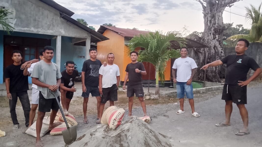 Pemuda MTR Tofa berinovasi menambal Jalan Frans Daromes yang berlubang Pemuda MTR Tofa berinovasi menambal Jalan Frans Daromes yang berlubang