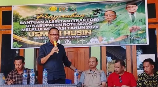 Perjuangkan Aspirasi Petani, Usman Husein Serahkan 12 Traktor dan 4 Combine Harvester di Rote Ndao Perjuangkan Aspirasi Petani, Usman Husein Serahkan 12 Traktor dan 4 Combine Harvester di Rote Ndao