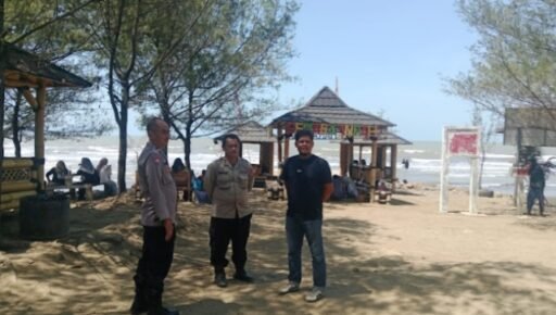Patroli di Pantai Wisata Kecamatan Balongan Indramayu Patroli di Pantai Wisata Kecamatan Balongan Indramayu