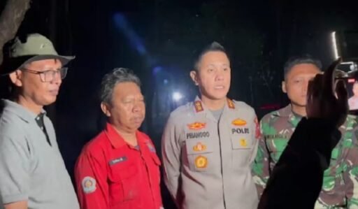Pastikan Tak Ada Sisa Bara, Kapolres Indramayu Tinjau Langsung Lokasi Kebakaran di Wilayah Kecamatan Kroya Pastikan Tak Ada Sisa Bara, Kapolres Indramayu Tinjau Langsung Lokasi Kebakaran di Wilayah Kecamatan Kroya