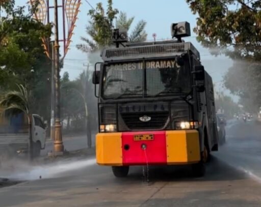 Polres Indramayu Kerahkan Water Cannon Mitigasi Dampak Abu Vulkanik Polres Indramayu Kerahkan Water Cannon Mitigasi Dampak Abu Vulkanik