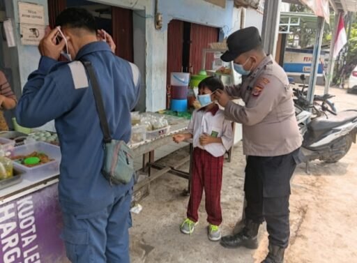 Antisipasi Abu Vulkanik, Sat Binmas Polres Indramayu Bagikan Masker Antisipasi Abu Vulkanik, Sat Binmas Polres Indramayu Bagikan Masker