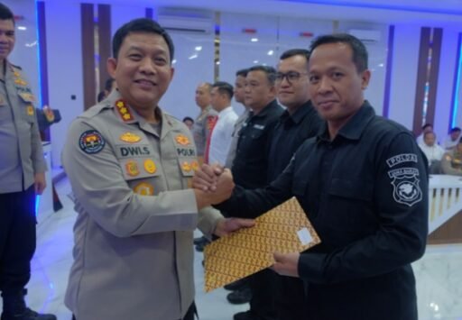 Aktif Sajikan Informasi Publik, Polres Indramayu Terima Penghargaan Dari Polda Jabar Aktif Sajikan Informasi Publik, Polres Indramayu Terima Penghargaan Dari Polda Jabar