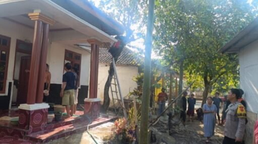 Kapolsek Kedokanbunder Ipda Kartono Turun Langsung ke TKP Rumah Keba Kapolsek Kedokanbunder Ipda Kartono Turun Langsung ke TKP Rumah Keba
