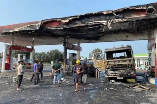 Kebakaran di SPBU Desa Tulungagung Kertasemaya Hanguskan Dua Mobil Kebakaran di SPBU Desa Tulungagung Kertasemaya Hanguskan Dua Mobil