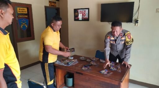 Permudah Layanan Masyarakat, Polsek Kedokan Bunder Laksanakan Pemasangan Stiker Layanan Kepolisian 110 Permudah Layanan Masyarakat, Polsek Kedokan Bunder Laksanakan Pemasangan Stiker Layanan Kepolisian 110