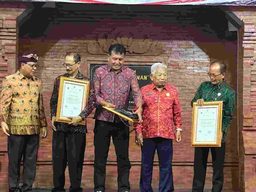 Atas Jasa Pengabdian Di UPMI Bali, Ngurah Adhiputra Terima Piagam Penghargaan Purna Bakti Atas Jasa Pengabdian Di UPMI Bali, Ngurah Adhiputra Terima Piagam Penghargaan Purna Bakti