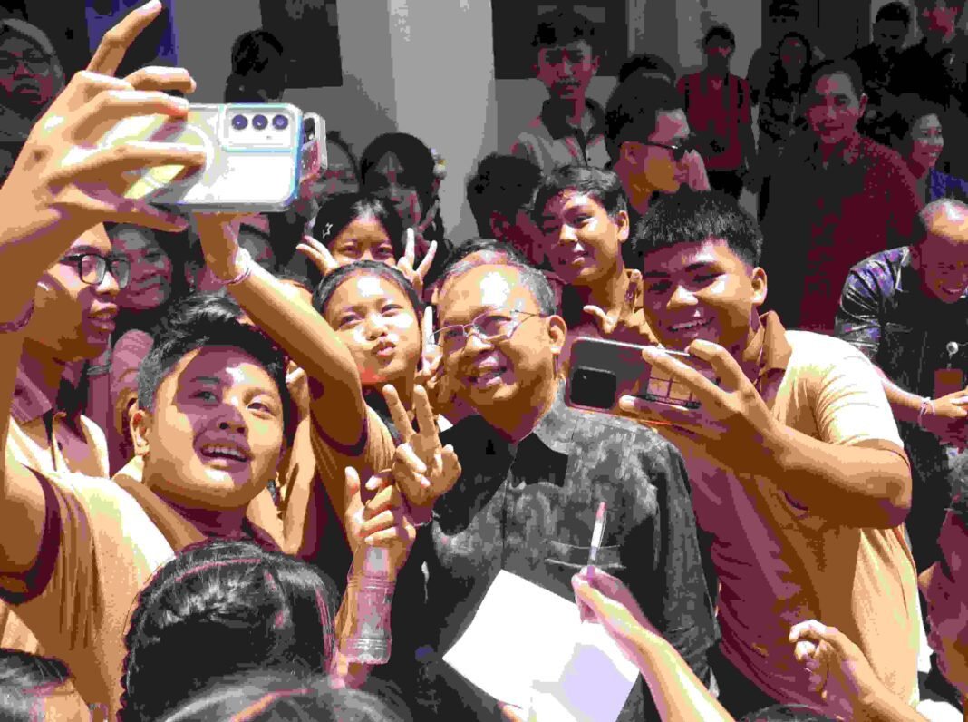 Penuh Kegembiraan Dan Keharmonisan, Gubernur Bali Wayan Koster Teraktir Nasi Jinggo Siswa Penuh Kegembiraan Dan Keharmonisan, Gubernur Bali Wayan Koster Teraktir Nasi Jinggo Siswa