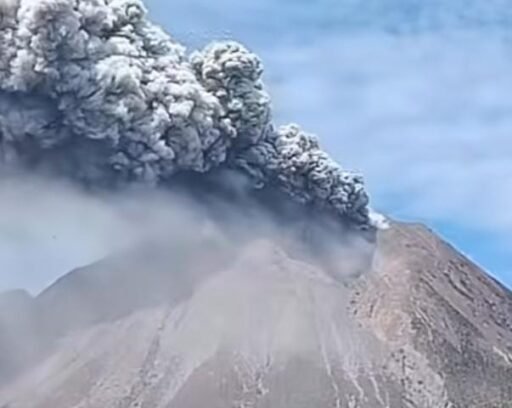 Gunung Sinabung Erupsi, Warga diminta Jauhi Zona Terlarang dan Tetap Tenang Jangan Panik Gunung Sinabung Erupsi, Warga diminta Jauhi Zona Terlarang dan Tetap Tenang Jangan Panik