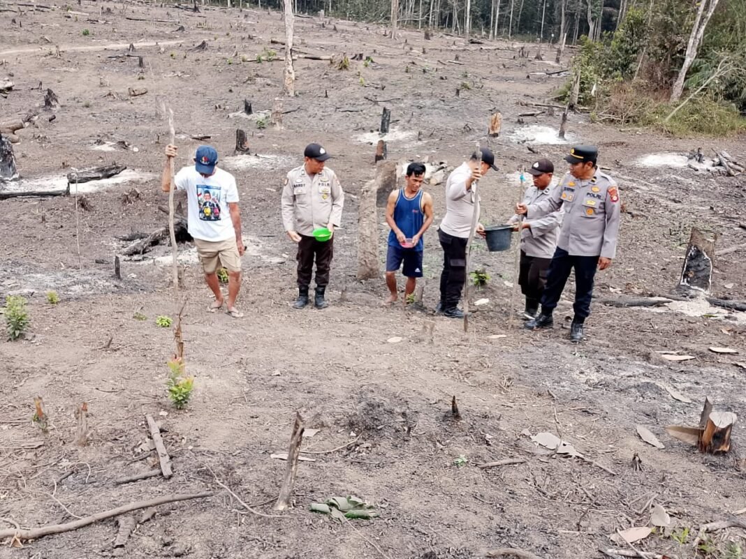 Tak Sekadar Padamkan Api, Polres Muara Enim Edukasi Warga dan Sambangi Lansia Door to Door Tak Sekadar Padamkan Api, Polres Muara Enim Edukasi Warga dan Sambangi Lansia Door to Door