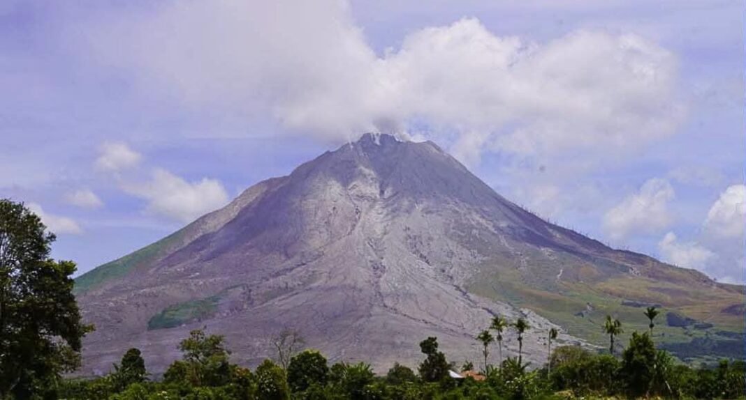 Status Gunung Sinabung Naik ke Level III, Siaga ! Pemkab Karo Imbau Masyarakat Waspada, Jauhi Zona Terlarang Status Gunung Sinabung Naik ke Level III, Siaga ! Pemkab Karo Imbau Masyarakat Waspada, Jauhi Zona Terlarang