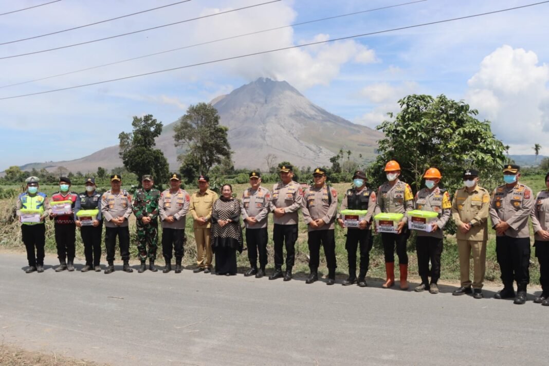 Kapolda Sumut ke Karo, Tinjau Kondisi Terkini Pasca Gunung Sinabung Erupsi ! Pastikan Polisi Sigap dan Siap Kapolda Sumut ke Karo, Tinjau Kondisi Terkini Pasca Gunung Sinabung Erupsi ! Pastikan Polisi Sigap dan Siap
