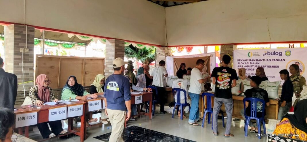 Kuwu Desa Krangkeng Moh. Mangsur Mempercayakan Sepenuhnya Pembagian Banpang Kepada Aparat Desa Kuwu Desa Krangkeng Moh. Mangsur Mempercayakan Sepenuhnya Pembagian Banpang Kepada Aparat Desa