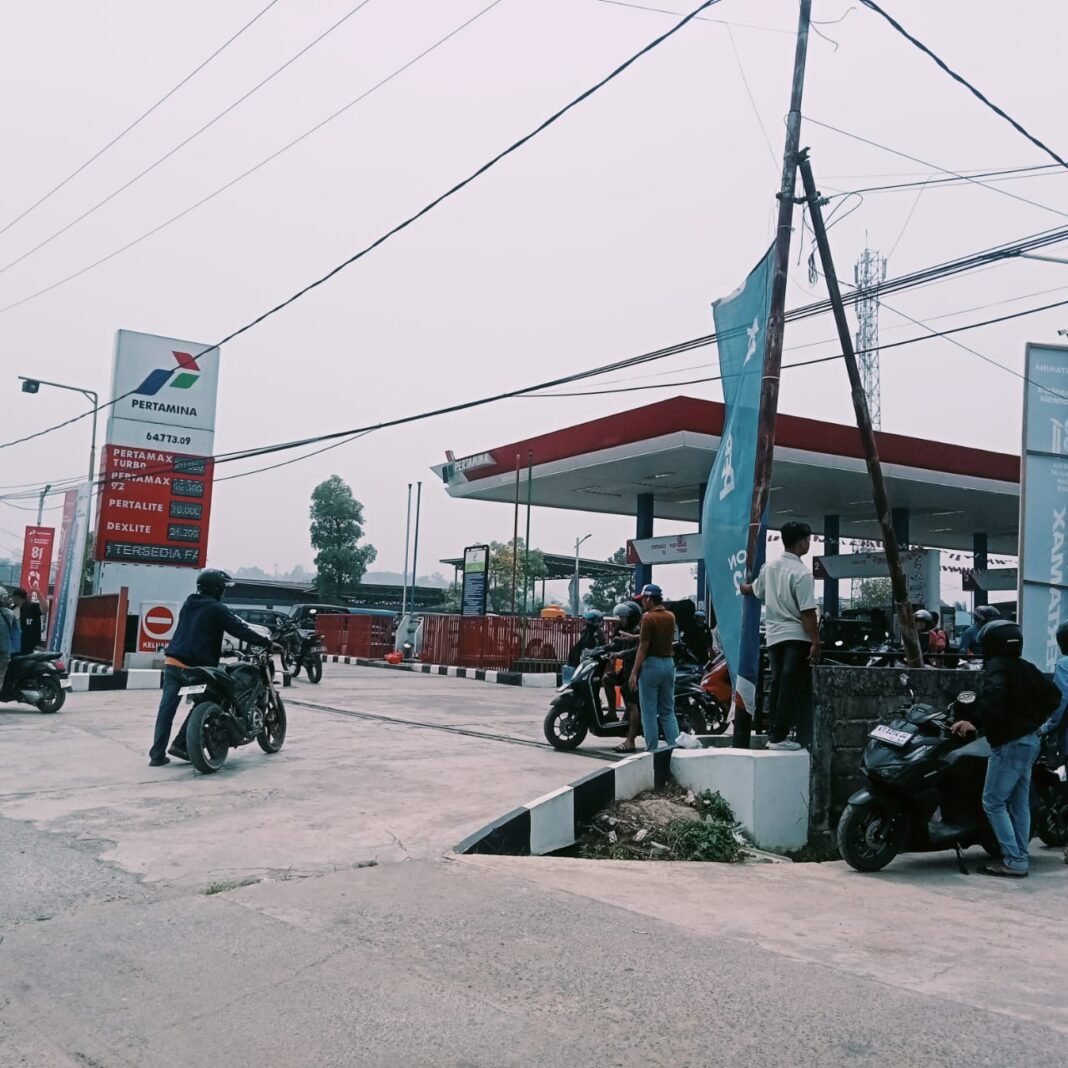 Warga Mengeluh Antrian Panjang SPBU Kilo 5 Panjang P Warga Mengeluh Antrian Panjang SPBU Kilo 5 Panjang P