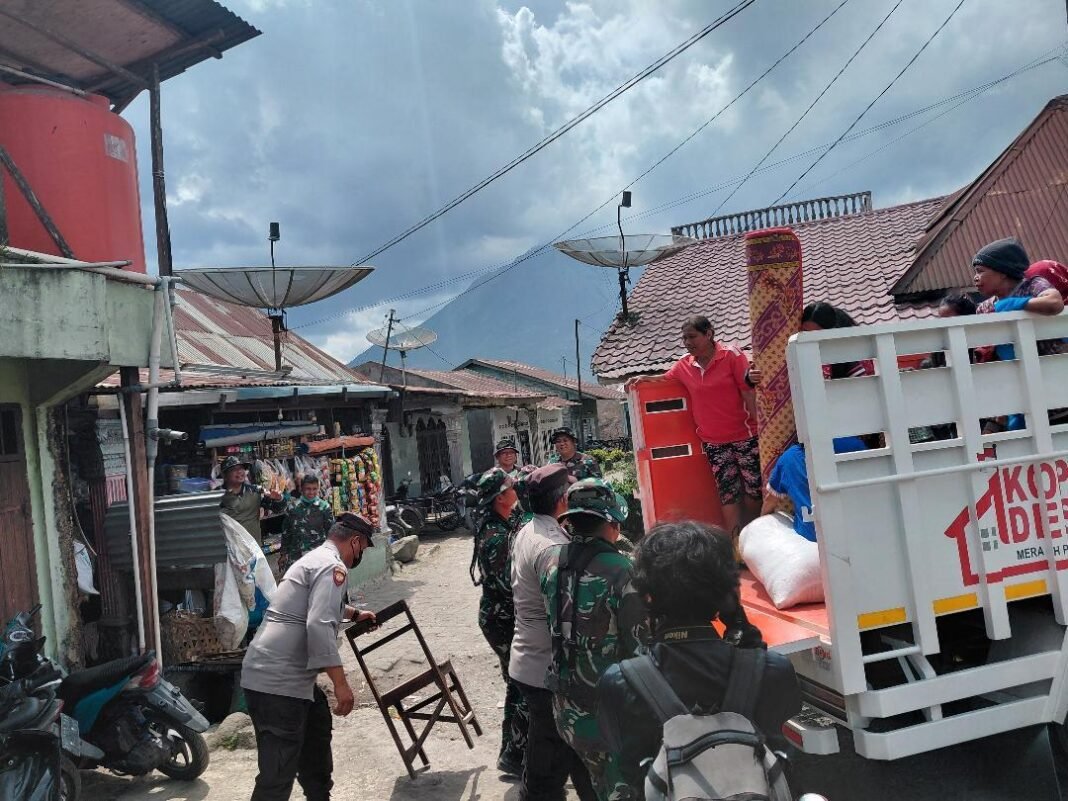 Dampak Erupsi Gunung Sinabung, 320 Warga Desa Kuta Tengah di Evakuasi ke Jambur Desa Suka Tepu Dampak Erupsi Gunung Sinabung, 320 Warga Desa Kuta Tengah di Evakuasi ke Jambur Desa Suka Tepu