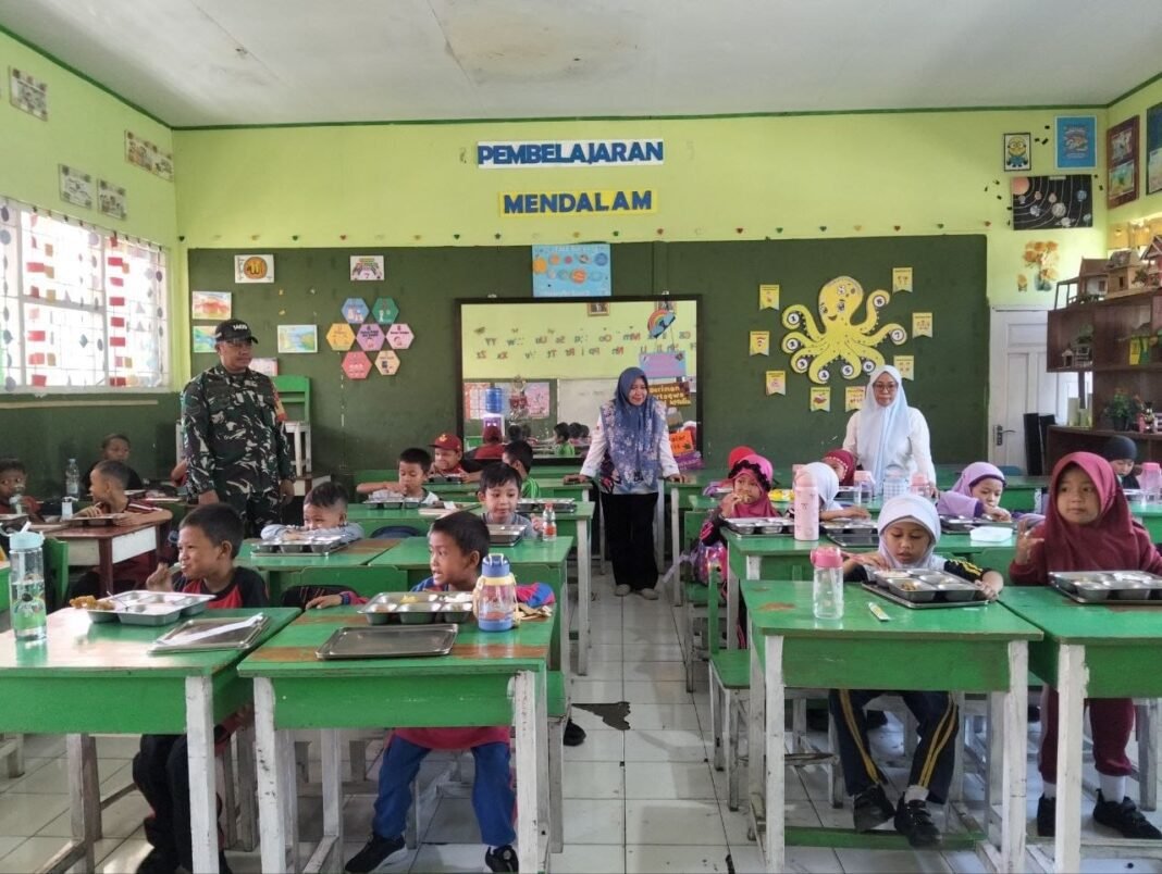 Kawal Gizi Generasi Emas, Babinsa Koramil Pallangga Dampingi Pembagian MBG di Desa Bontoala Kawal Gizi Generasi Emas, Babinsa Koramil Pallangga Dampingi Pembagian MBG di Desa Bontoala