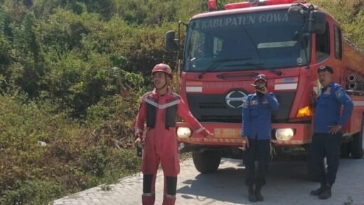 Bersama Warga dan Damkar, Babinsa Kodim 1409/Gowa Halau Api yang Lahap Kebun Warga Bersama Warga dan Damkar, Babinsa Kodim 1409/Gowa Halau Api yang Lahap Kebun Warga