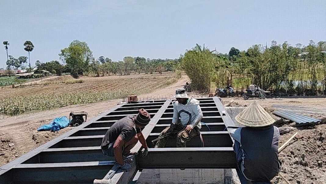 Wujud Sinergi TNI-Rakyat, Pembangunan Jembatan Kanal Pabbundukang Terus Dikebut Wujud Sinergi TNI-Rakyat, Pembangunan Jembatan Kanal Pabbundukang Terus Dikebut