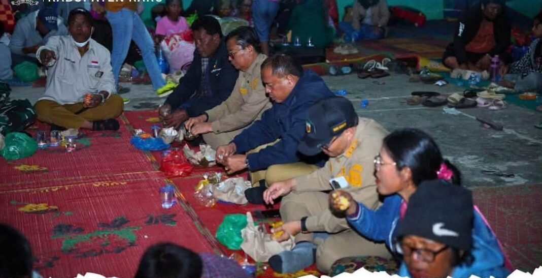 Bupati dan Wakil Bupati Karo Bersama Forkopimda Makan Malam Bersama Pengungsi Erupsi Gunung Sinabung Bupati dan Wakil Bupati Karo Bersama Forkopimda Makan Malam Bersama Pengungsi Erupsi Gunung Sinabung