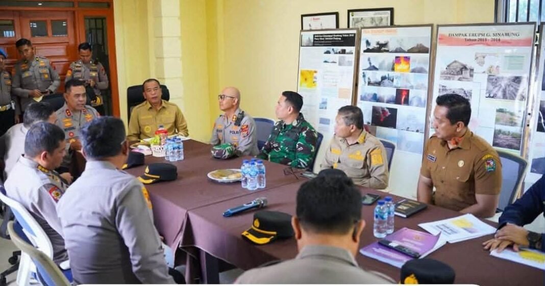Bupati Karo Bersama Forkopimda Rapatkan Langkah Mitigasi Bencana Erupsi Gunung Sinabung Bersama Kapolda Sumut Bupati Karo Bersama Forkopimda Rapatkan Langkah Mitigasi Bencana Erupsi Gunung Sinabung Bersama Kapolda Sumut