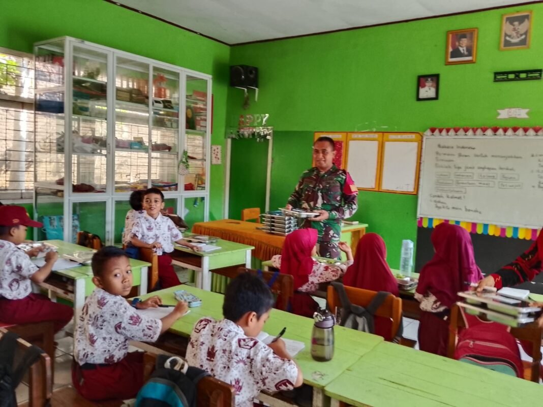 Kawal Program Pemerintah, Babinsa Pantau Langsung Makan Bergizi Gratis di Lempangan Kawal Program Pemerintah, Babinsa Pantau Langsung Makan Bergizi Gratis di Lempangan
