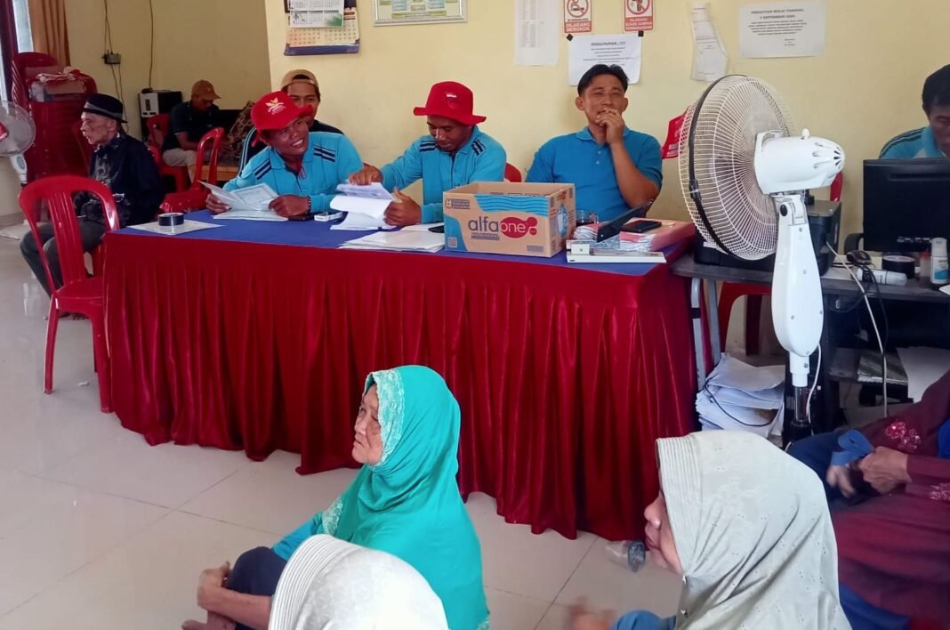 Sinergi BPD Dan Pemerintah Desa Enggal Rejo, Menyalurkan Bantuan Pangan Beras Kepada 347 KPM Sinergi BPD Dan Pemerintah Desa Enggal Rejo, Menyalurkan Bantuan Pangan Beras Kepada 347 KPM