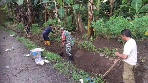Perkuat Hubungan Emosional dengan Warga, Babinsa dan Bhabinkamtibmas Gotong Royong di Desa Bontoramba Perkuat Hubungan Emosional dengan Warga, Babinsa dan Bhabinkamtibmas Gotong Royong di Desa Bontoramba