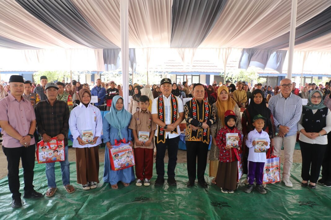 Terima Seragam Sekolah Gratis, Orang Tua Wali Murid Ucapkan Terima Kasih kepada Bupati Parosil Terima Seragam Sekolah Gratis, Orang Tua Wali Murid Ucapkan Terima Kasih kepada Bupati Parosil