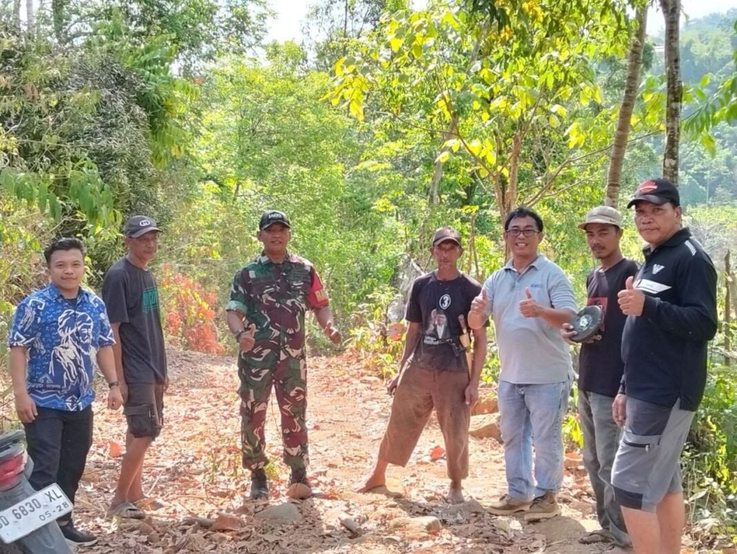 Babinsa Dampingi Perwakilan Korem dan Pemkab Gowa Ukur Lahan Rencana Pembangunan Jembatan Merah Putih Babinsa Dampingi Perwakilan Korem dan Pemkab Gowa Ukur Lahan Rencana Pembangunan Jembatan Merah Putih