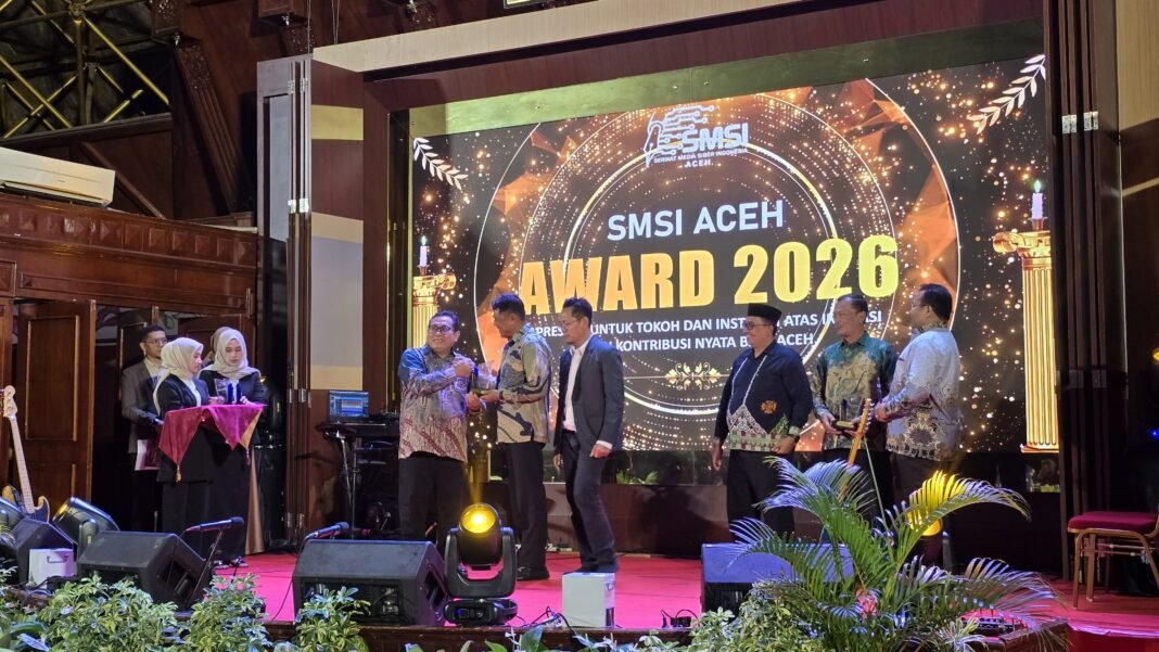 Bupati Pidie Raih SMSI Award 2026 sebagai Pelopor Program Pengentasan Buta Hijaiyah | Kompas.sbs Bupati Pidie Raih SMSI Award 2026 sebagai Pelopor Program Pengentasan Buta Hijaiyah | Kompas.sbs