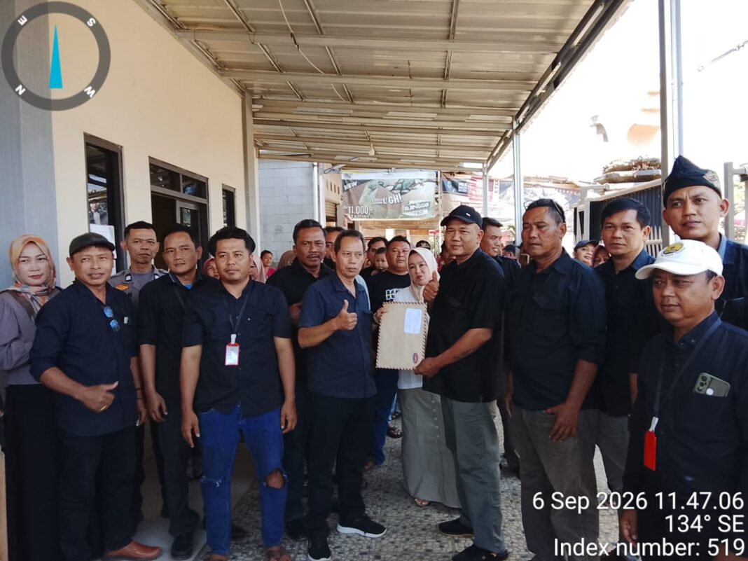 Diantar Warga Simpatisan A.Wawanb/Sahron Mendaftarkan Pilkades Mekarsari Optimis Dukungan Warga Melanjutkan Diantar Warga Simpatisan A.Wawanb/Sahron Mendaftarkan Pilkades Mekarsari Optimis Dukungan Warga Melanjutkan