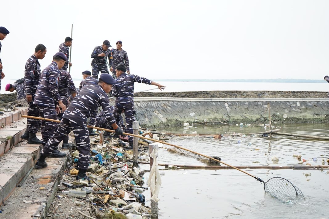 Laut Memanggil, Prajurit dan Warga Bergerak : Kodaeral I Bersihkan Pantai Olo Laut Memanggil, Prajurit dan Warga Bergerak : Kodaeral I Bersihkan Pantai Olo