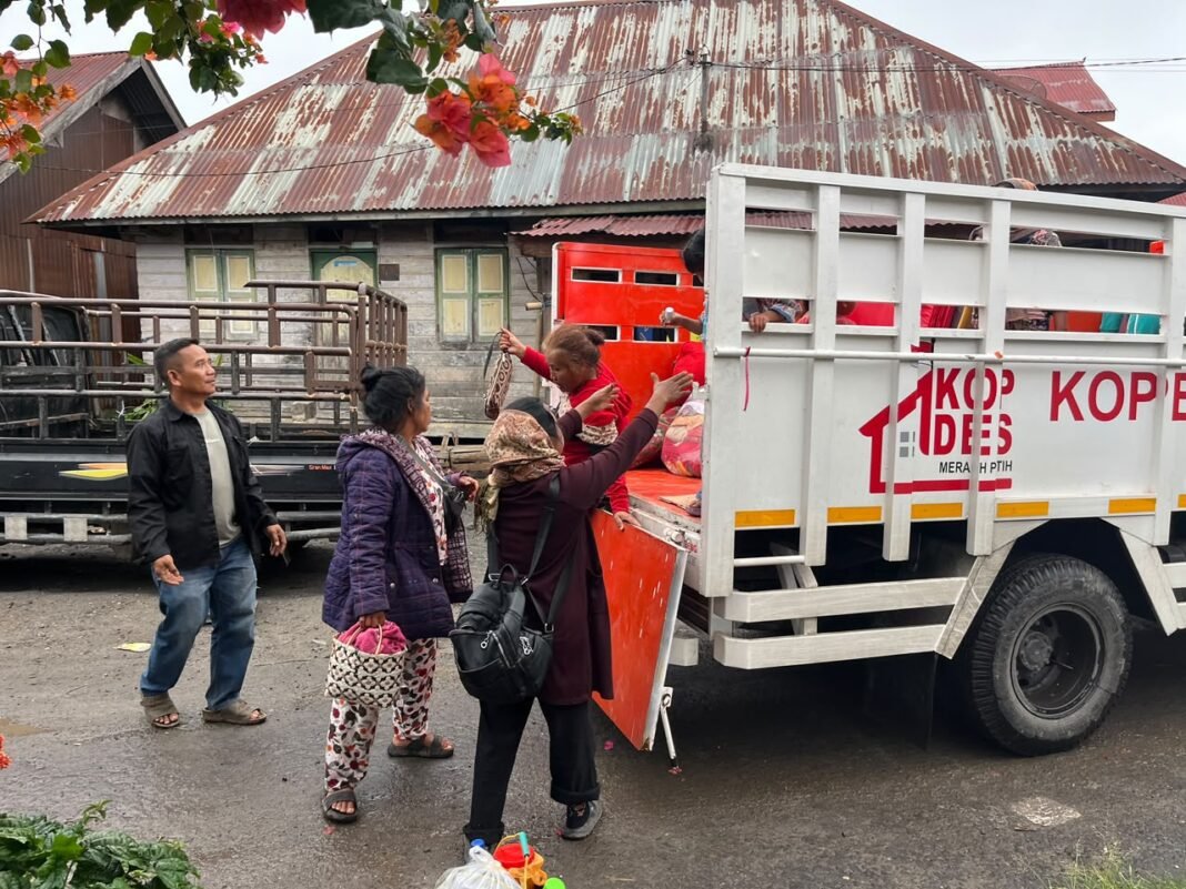Puluhan Truk KDKMP Angkut Ratusan Warga Pengungsi Sinabung Kembali ke Rumah Masing-Masing Puluhan Truk KDKMP Angkut Ratusan Warga Pengungsi Sinabung Kembali ke Rumah Masing-Masing